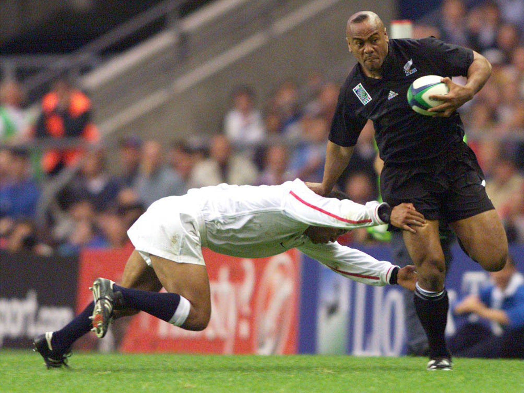 Jonah Lomu overpowers England's Jeremy Guscott in the 1999 World Cup
