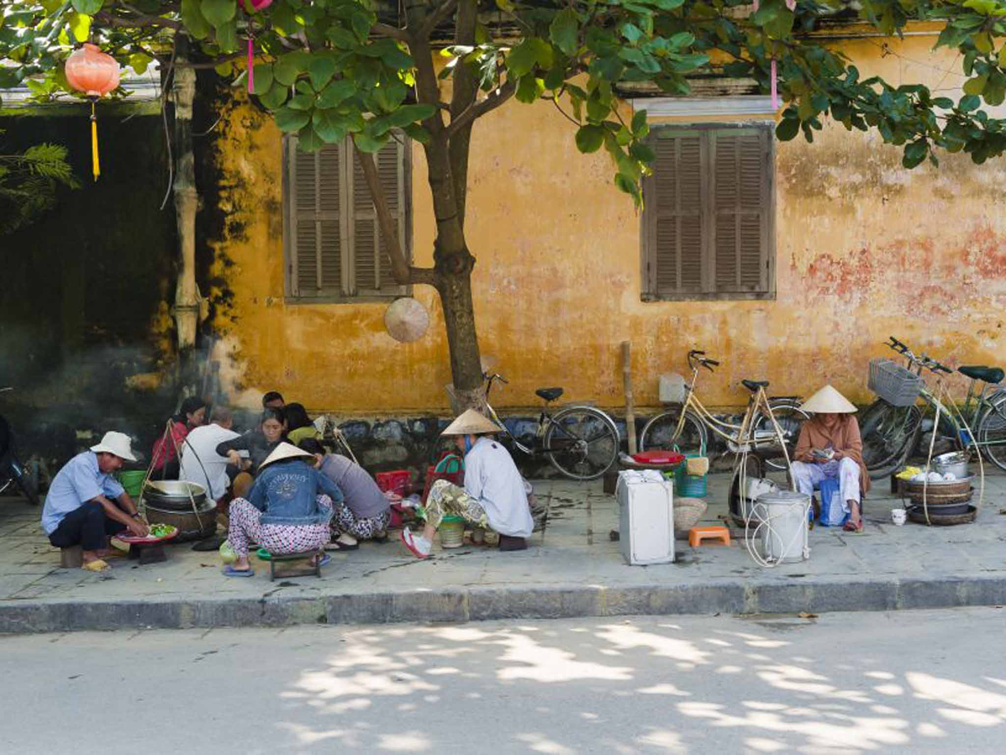 Street food: pavement cooking in Hoi An