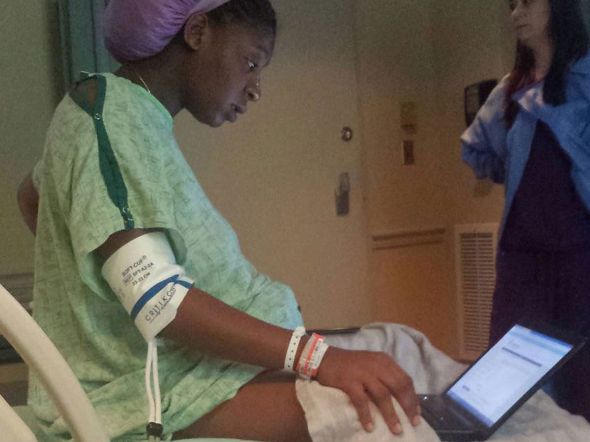 Приколы над спящими пьяными. Спящие девушки. She passed out and the doctor. She passed out and the doctor. Домашнее спящие женщины.