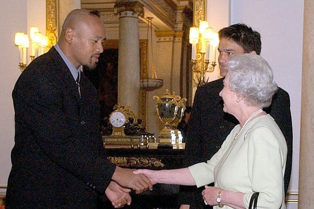 Jonah Lomu meets the Queen at Buckingham Palace in 2002
