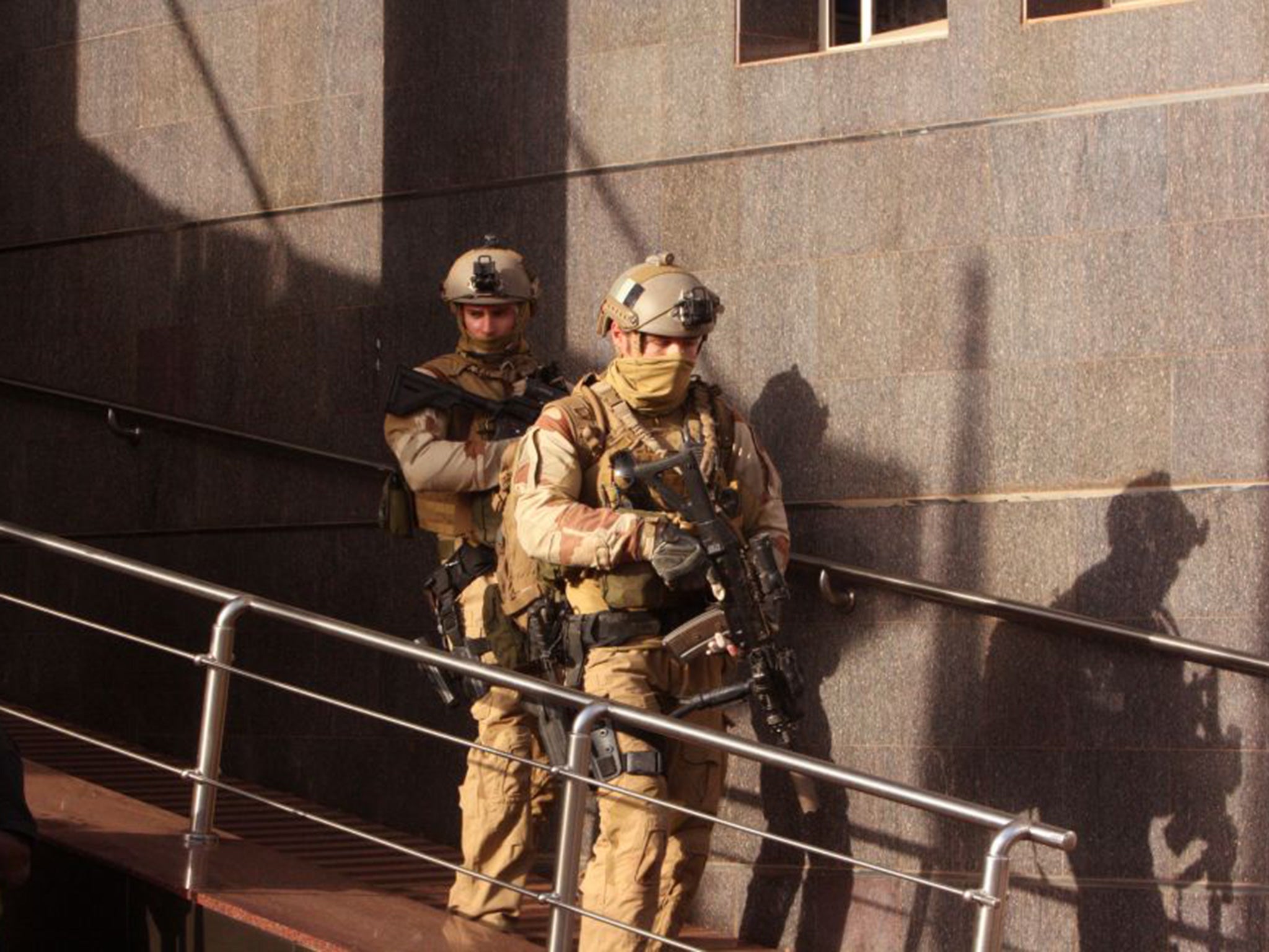 US Soldiers leave the hotel, after assisting Mali soldiers during the attack