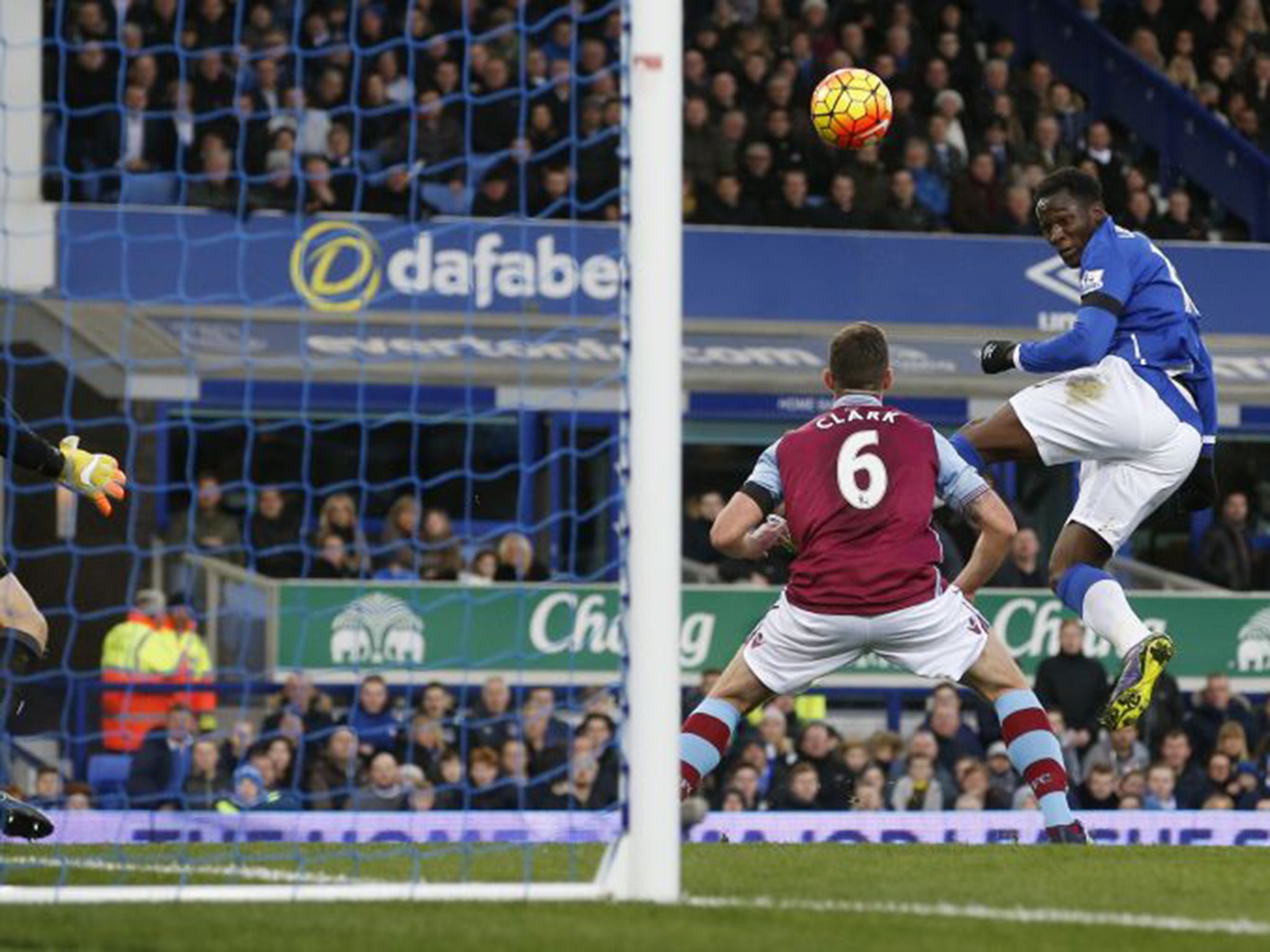 Romelu Lukaku heads in his first and Everton's second