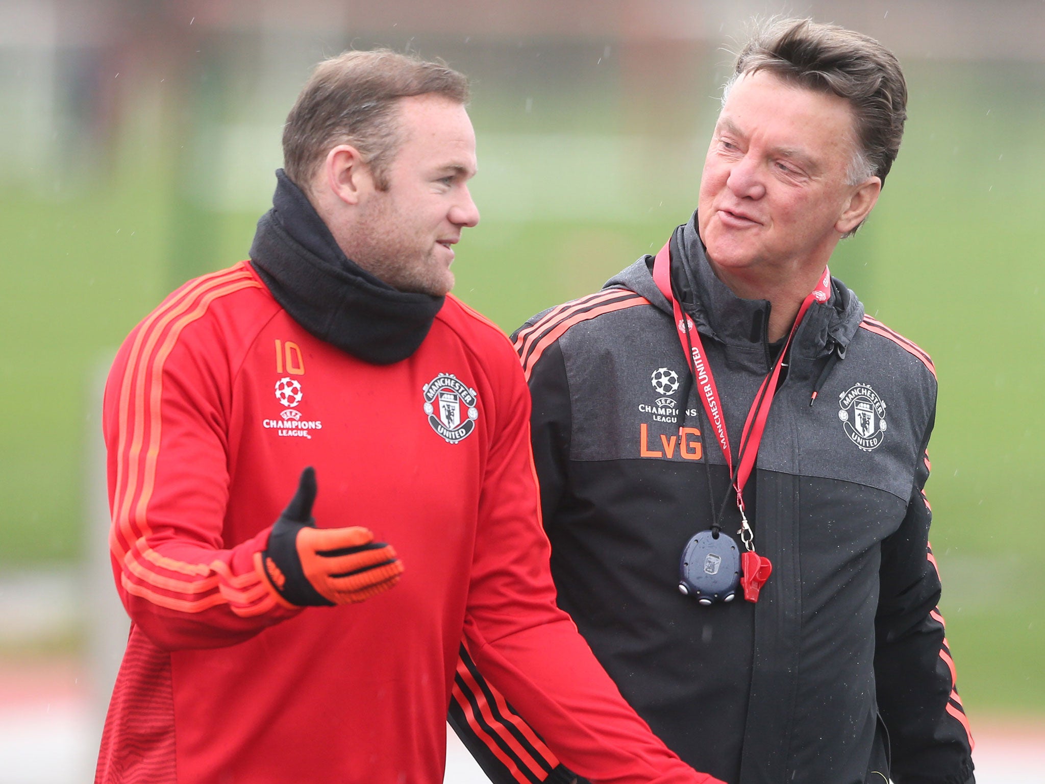 Wayne Rooney speaks with Louis van Gaal during a Manchester United training session