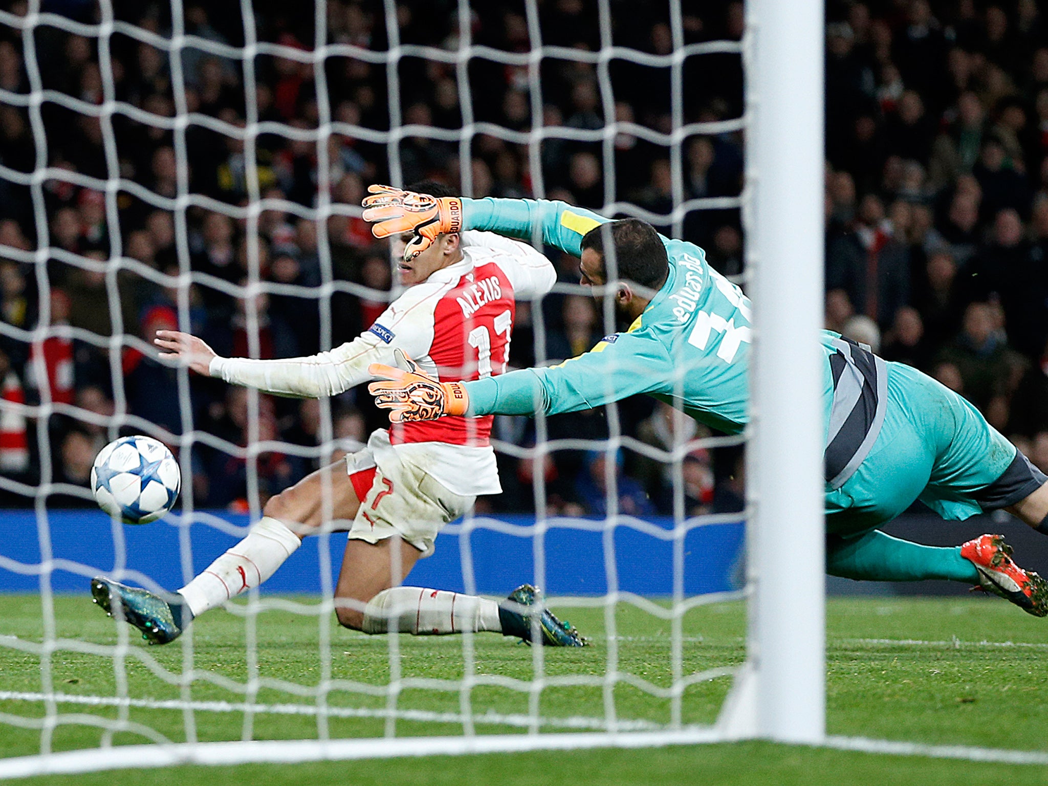 Alexis Sanchez turns in his second goal