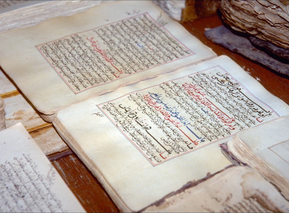 Manuscritos antiguos en exhibición en la biblioteca de Tombuctú, preservados de su destrucción a manos de Ansar Dine, uno de los grupos islamistas de línea dura que controlan el norte de Malí.