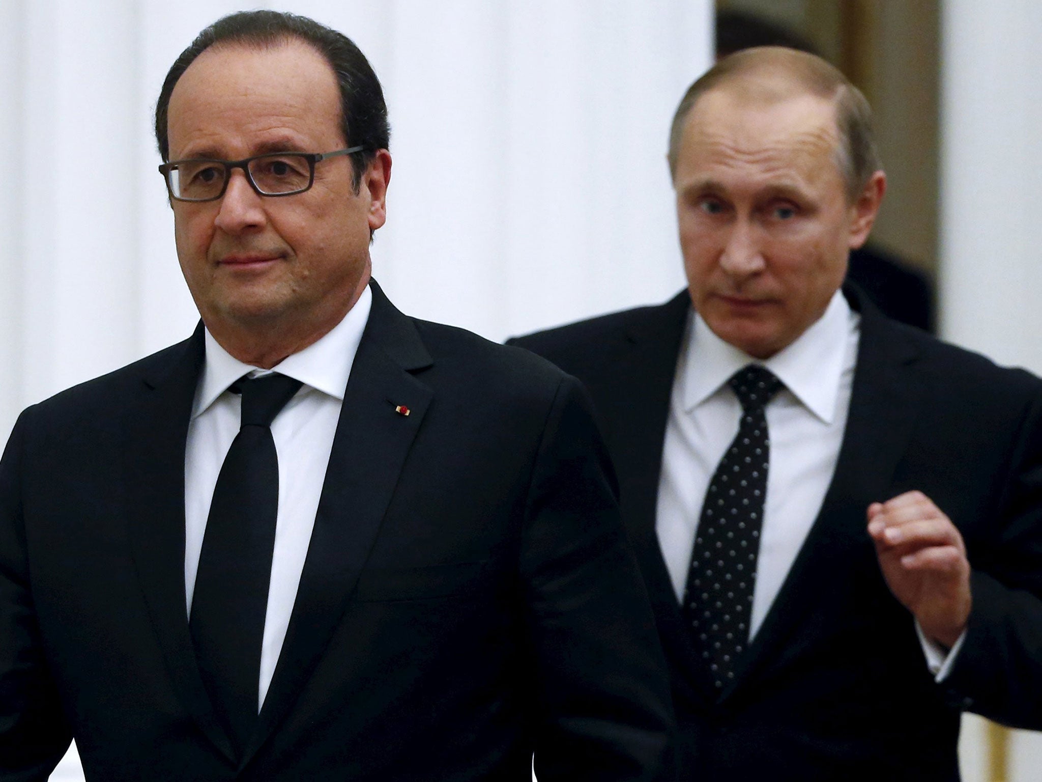 Russia's President Vladimir Putin (R) and his French counterpart Francois Hollande walk to attend a news conference after a meeting at the Kremlin in Moscow, Russia, November 26, 2015.