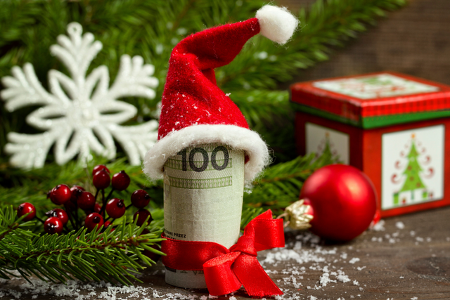 Students the world over: follow these money-saving tips and you can be sure to have a Christmas to remember