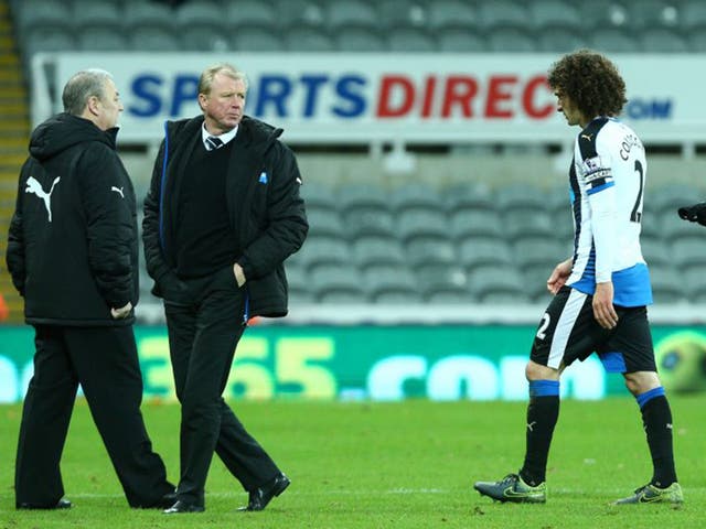 Steve McClaren (centre) watches Fabricio Coloccini walk off the pitch after defeat to Leicester