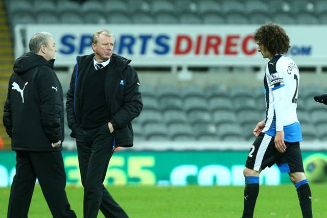 Steve McClaren (centre) watches Fabricio Coloccini walk off the pitch after defeat to Leicester