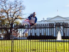 Man who scaled White House fence in flag 'left suicide note'