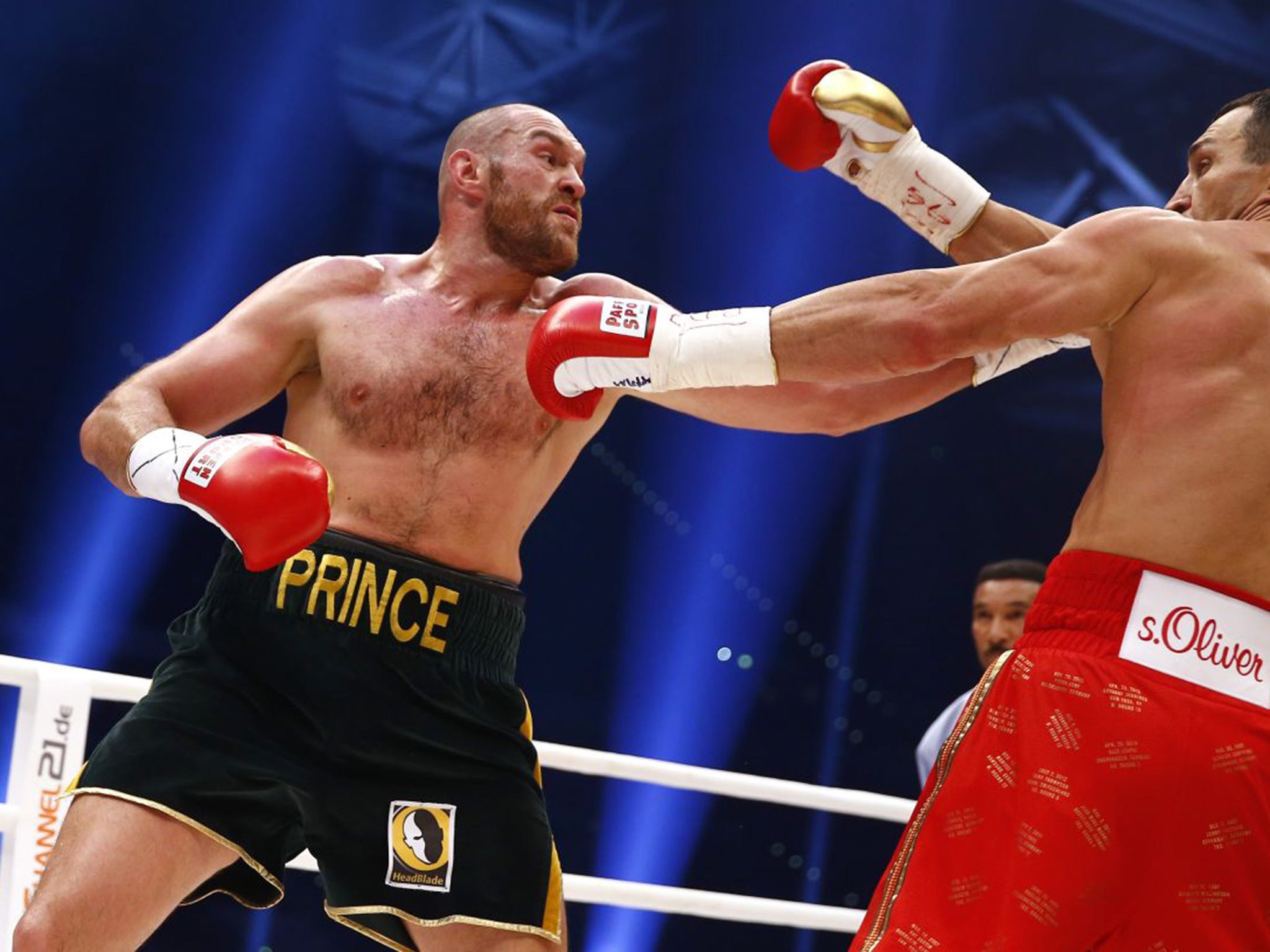 Tyson Fury lands a jab on Wladimir Klitschko