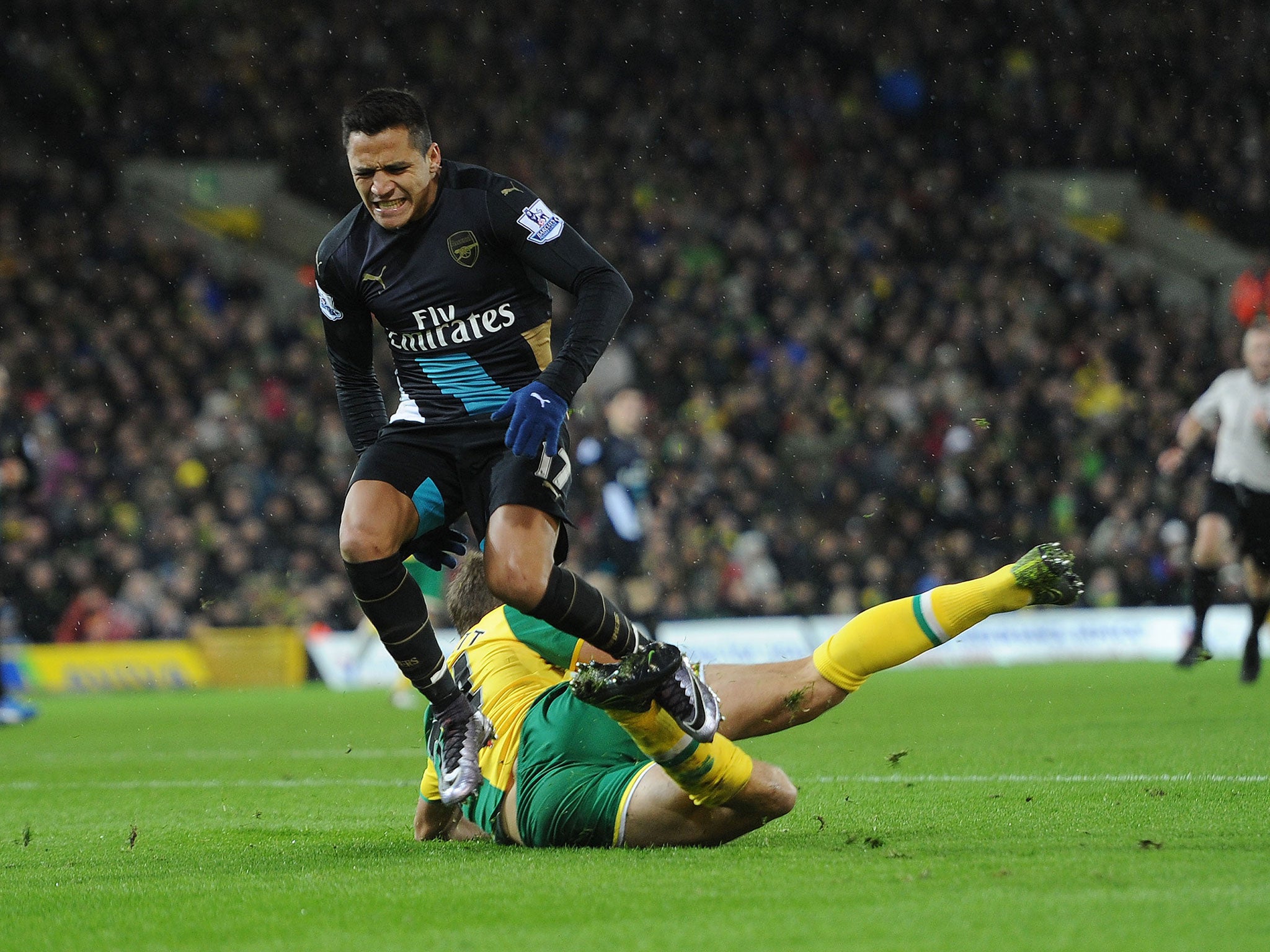 Alexis Sanchez injures his hamstring during the 1-1 draw with Norwich