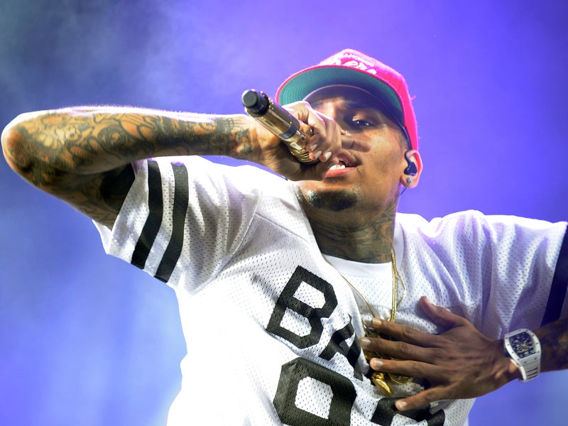 Chris Brown sues Warner Bros for $500...