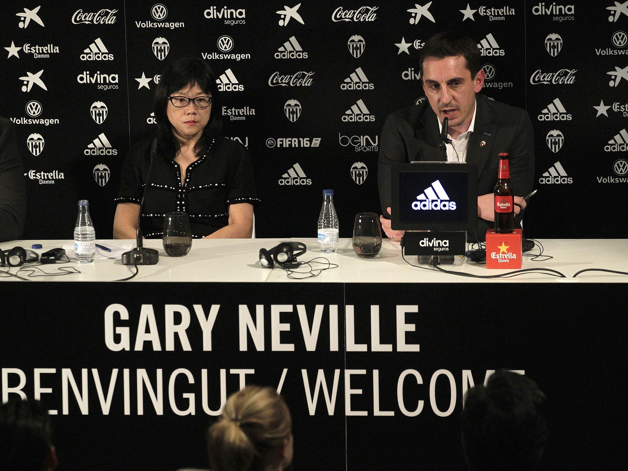 The new Valencia coach Gary Neville, right, with the club’s president, Lay Hoon Chan, during yesterday’s press conference at the Mestalla