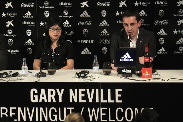 The new Valencia coach Gary Neville, right, with the club’s president, Lay Hoon Chan, during yesterday’s press conference at the Mestalla