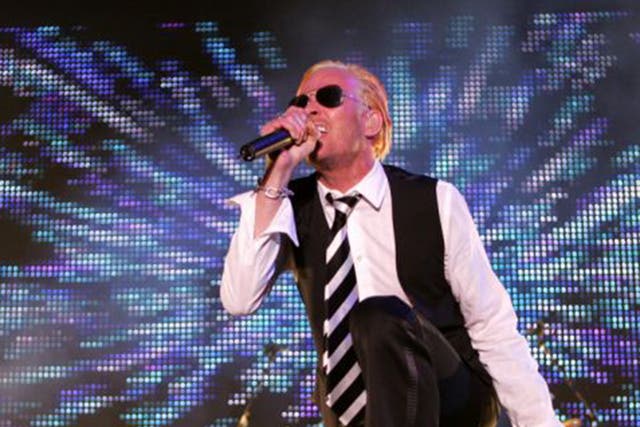 Weiland on stage with Velvet Revolver at the Live 8 concert in Hyde Park in 2005
