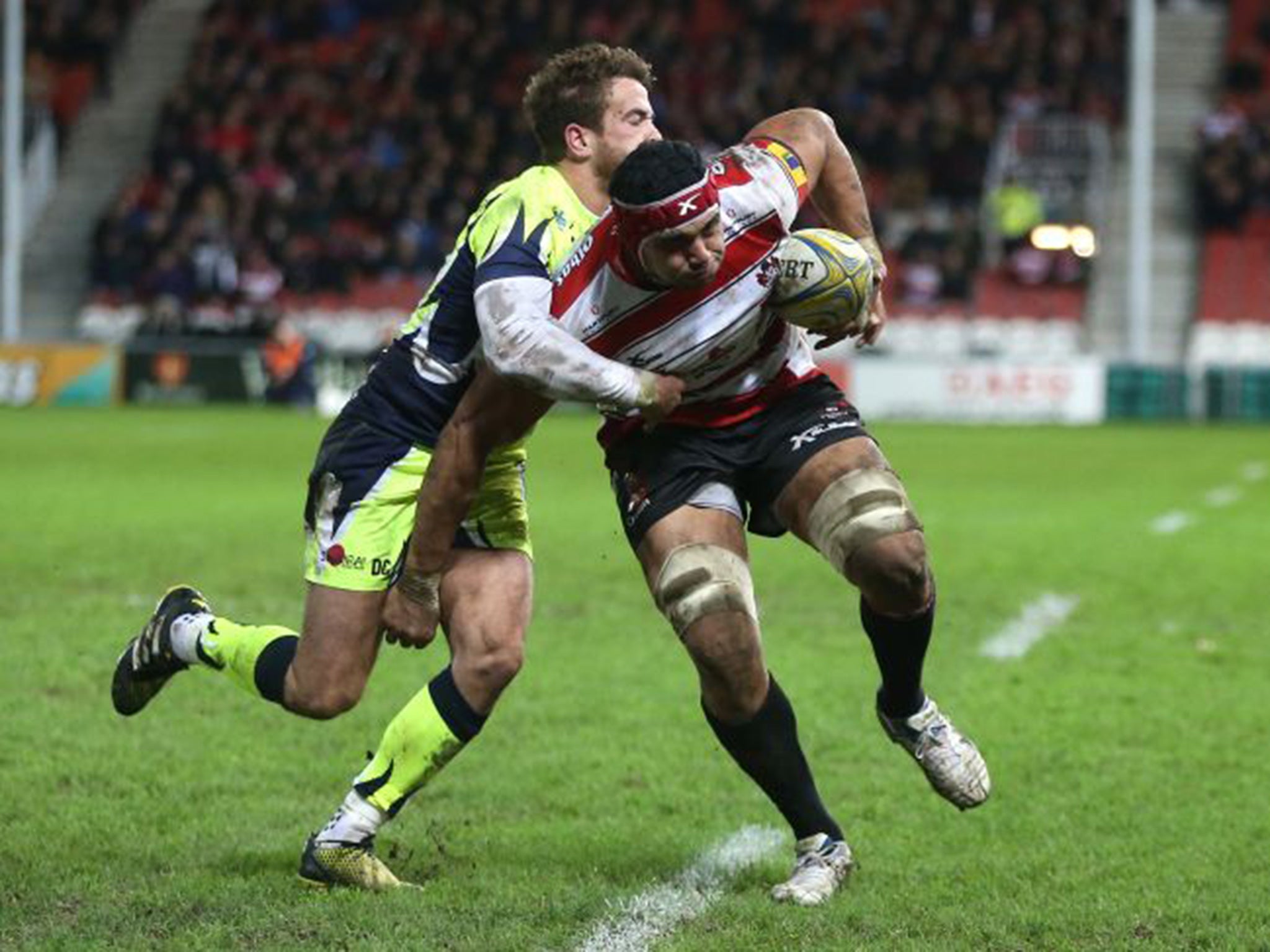 Sione Kalamafoni of Gloucester holds off Danny Cipriani to score