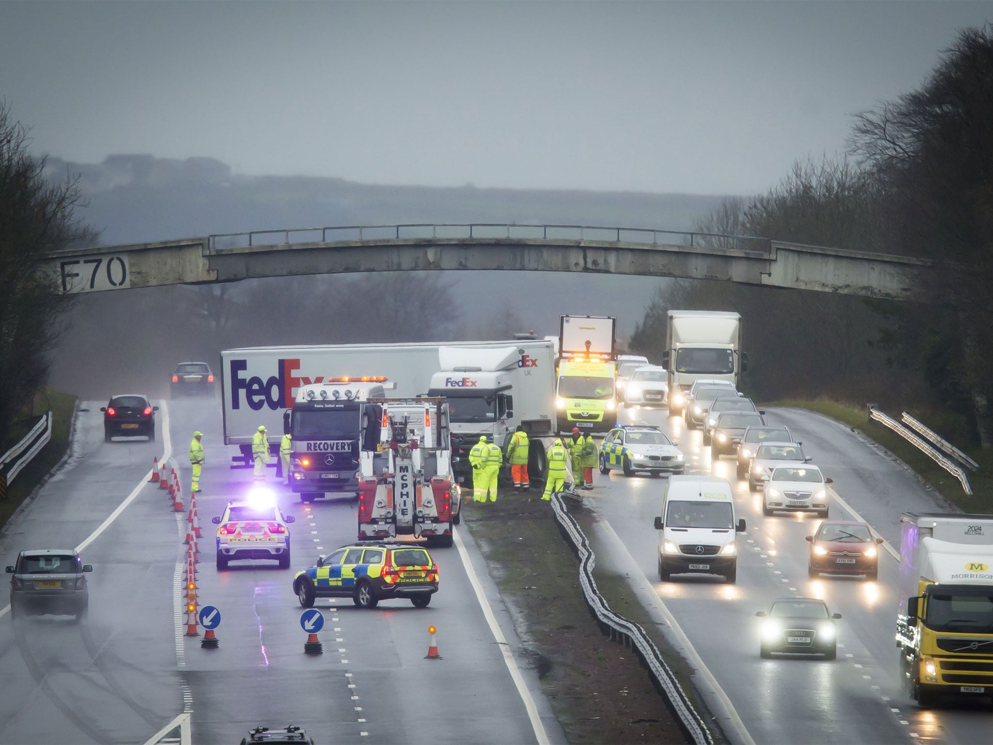 A jack-knifed FedEx lorry hit the central reservation on the M8 at Bathgate, West Lothian