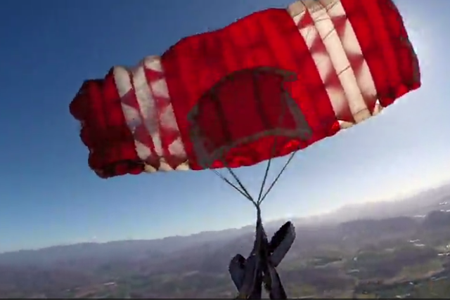 The moment Oliver Nöthen's parachute becomes tangled