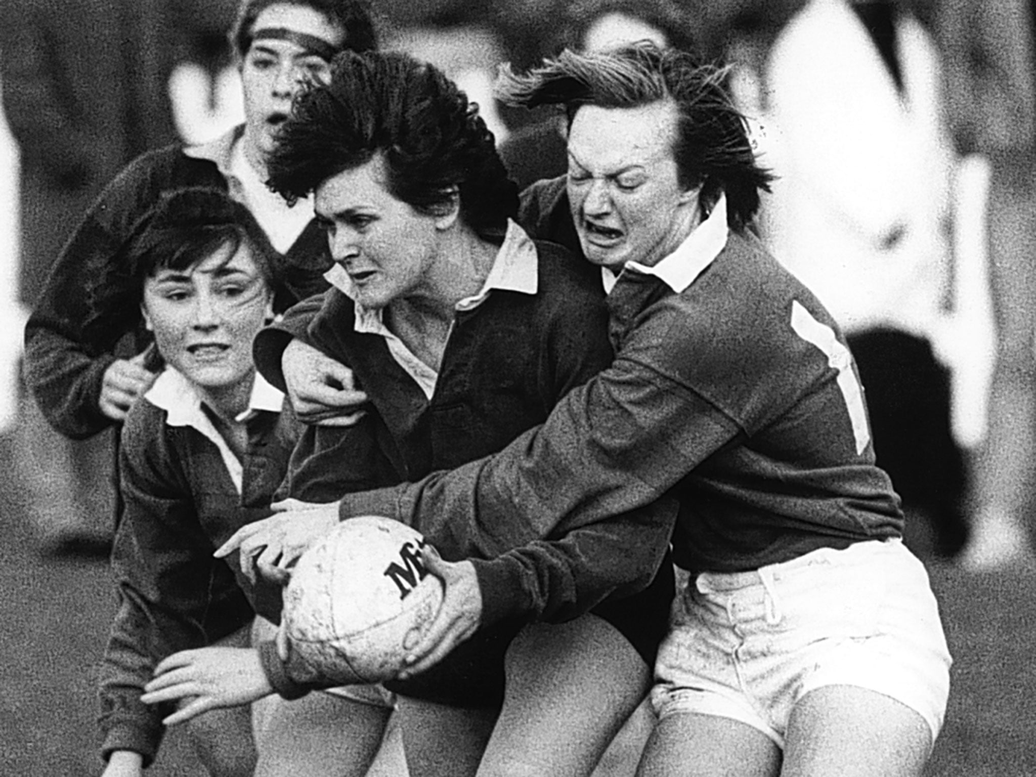 Oxford University’s Stephanie Willis is tackled by Barbara Skelly in the first women’s Varsity match in 1988