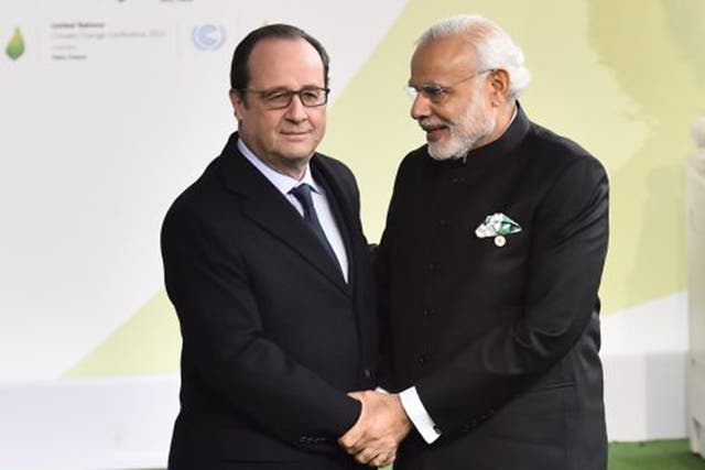 Fran?ois Hollande of France welcomes Narendra Modi of India on Monday