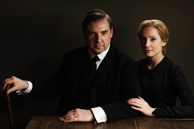 Brendan Coyle as John Bates and Joanna Frogatt as Anna Bates in ‘Downton’, which is dubbed for Spaniards