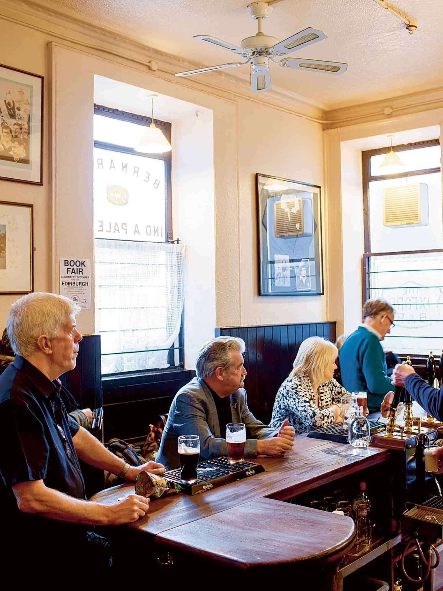 Just good chat and peaceful nooks: the Oxford Bar in Edinburgh