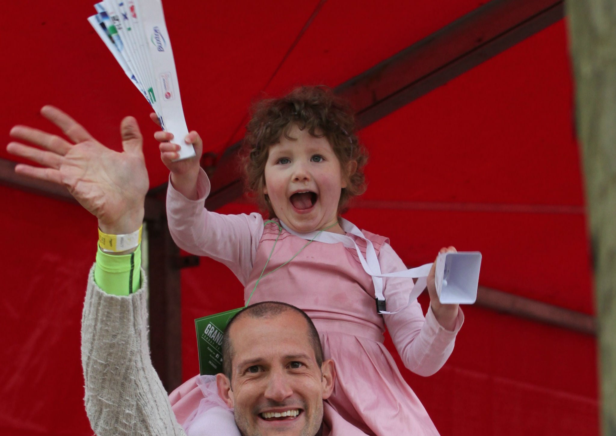 Millie cheers on her mother while she finishes the 2015 London Marathon