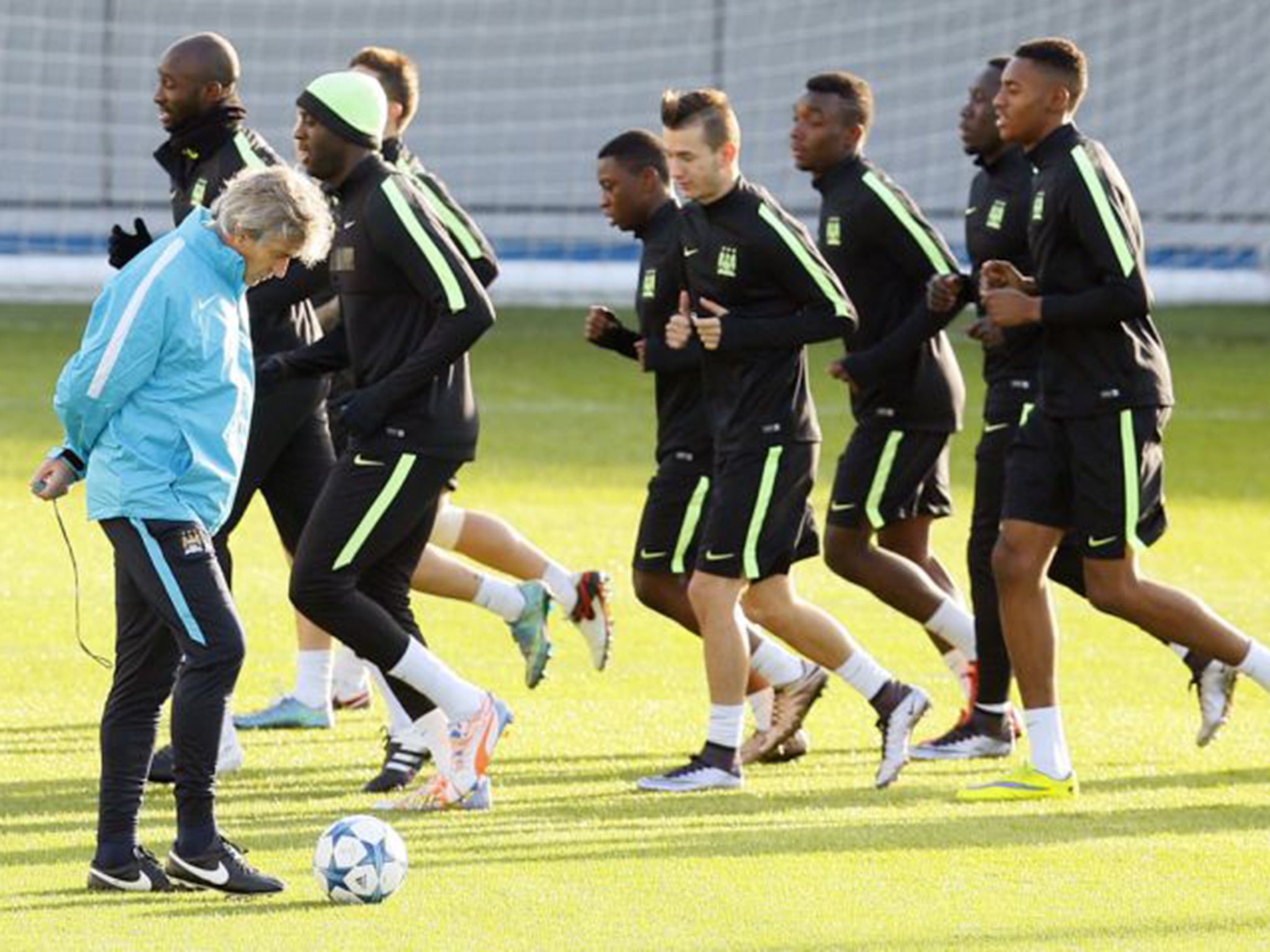 Manuel Pellegrini, left, oversees training on Monday as Manchester City prepare to face Borussia Mönchengladbach