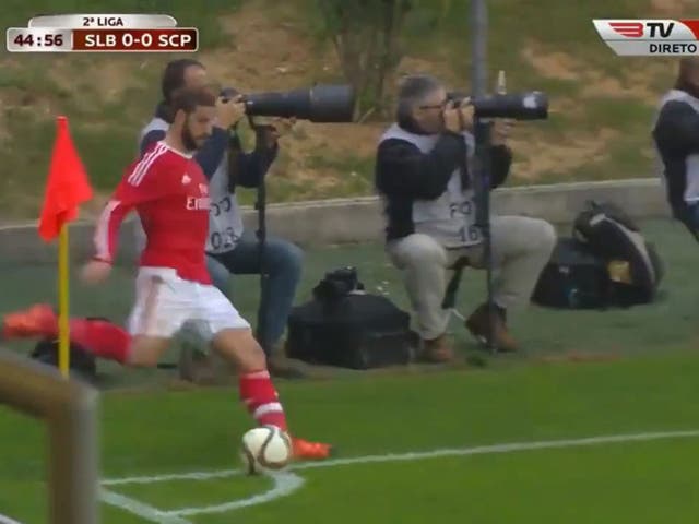 Adel Taarabt takes a corner for Benfica II