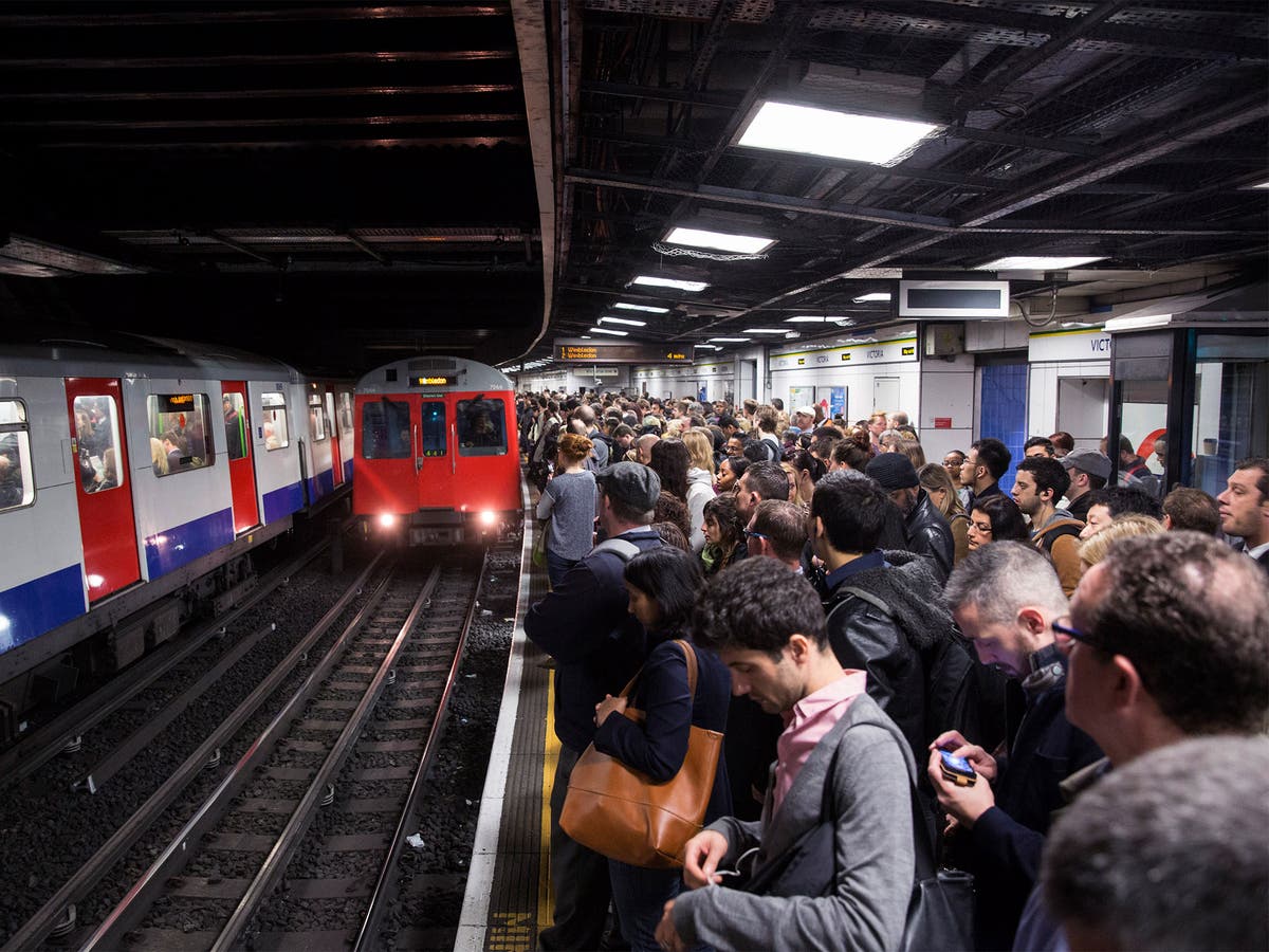 The underground. Метро Лондона. Андеграунд метро в Лондоне. Метро Великобритании. Вагоны метро в Англии.