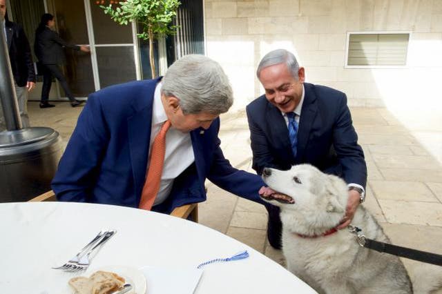 PM Natanyahu shows U.S Secretary of State John Kerry recently adopted dog Kaiya in November 2015