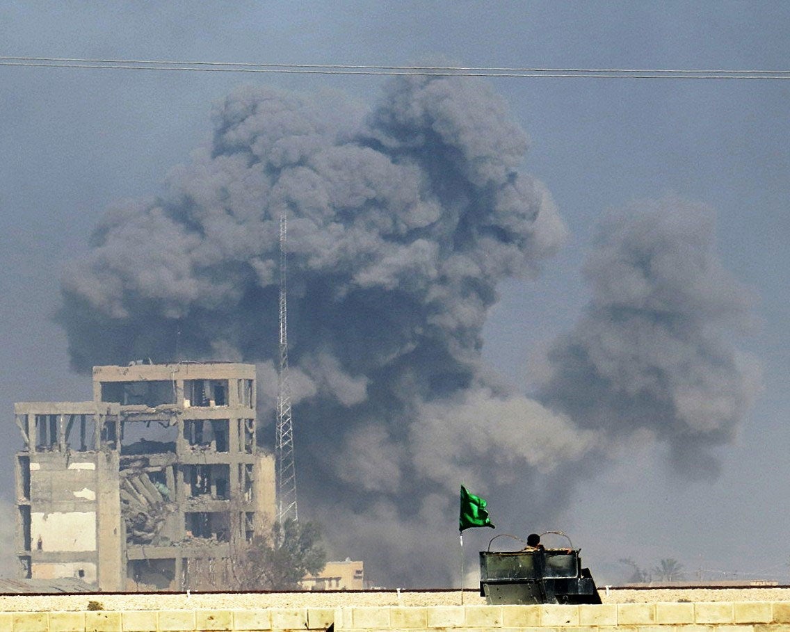 Smoke rises from Daesh positions during clashes in Ramadi