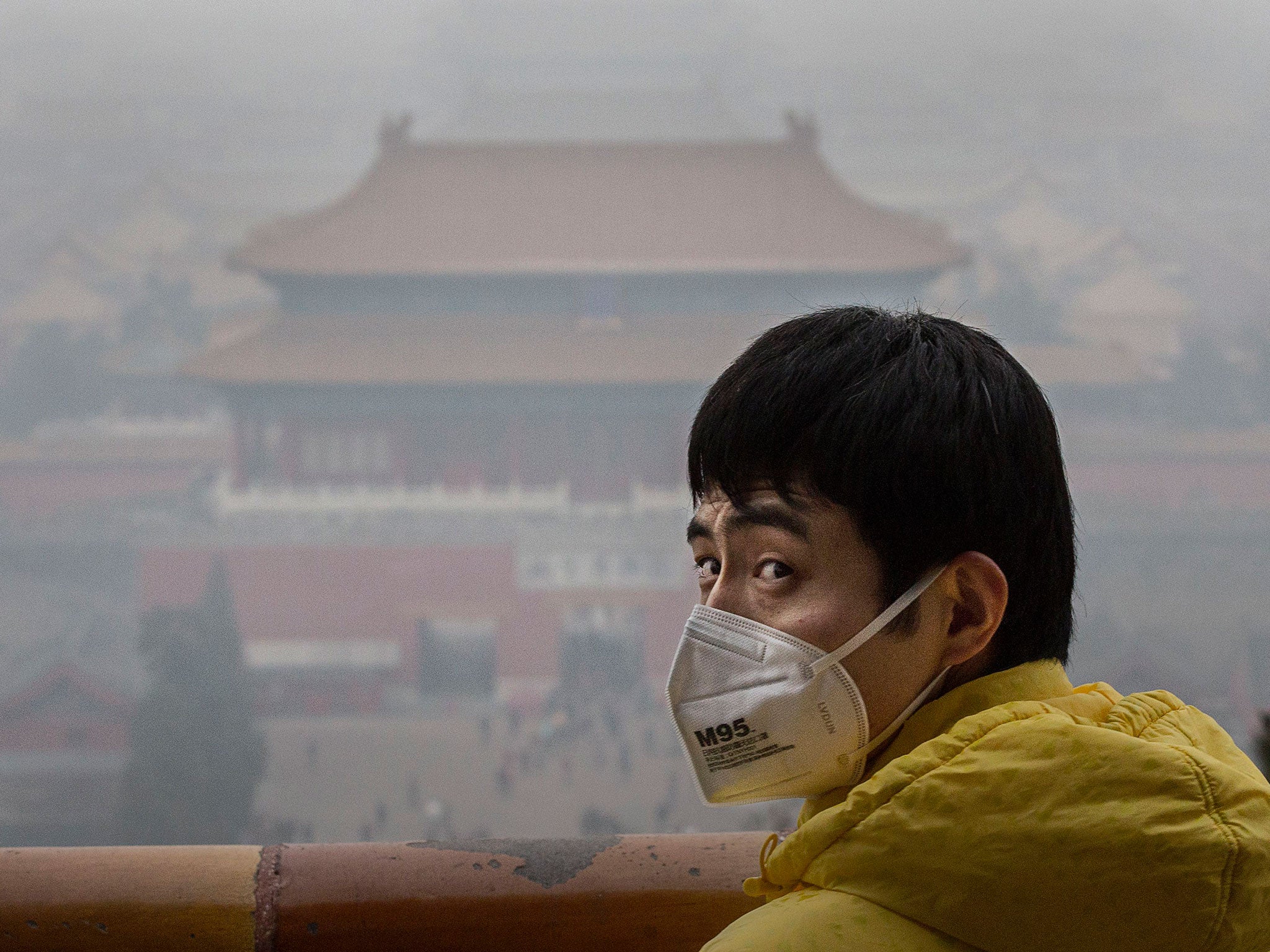 限行日雾霾来袭 重度污染下郑州宛若“海市蜃楼”
