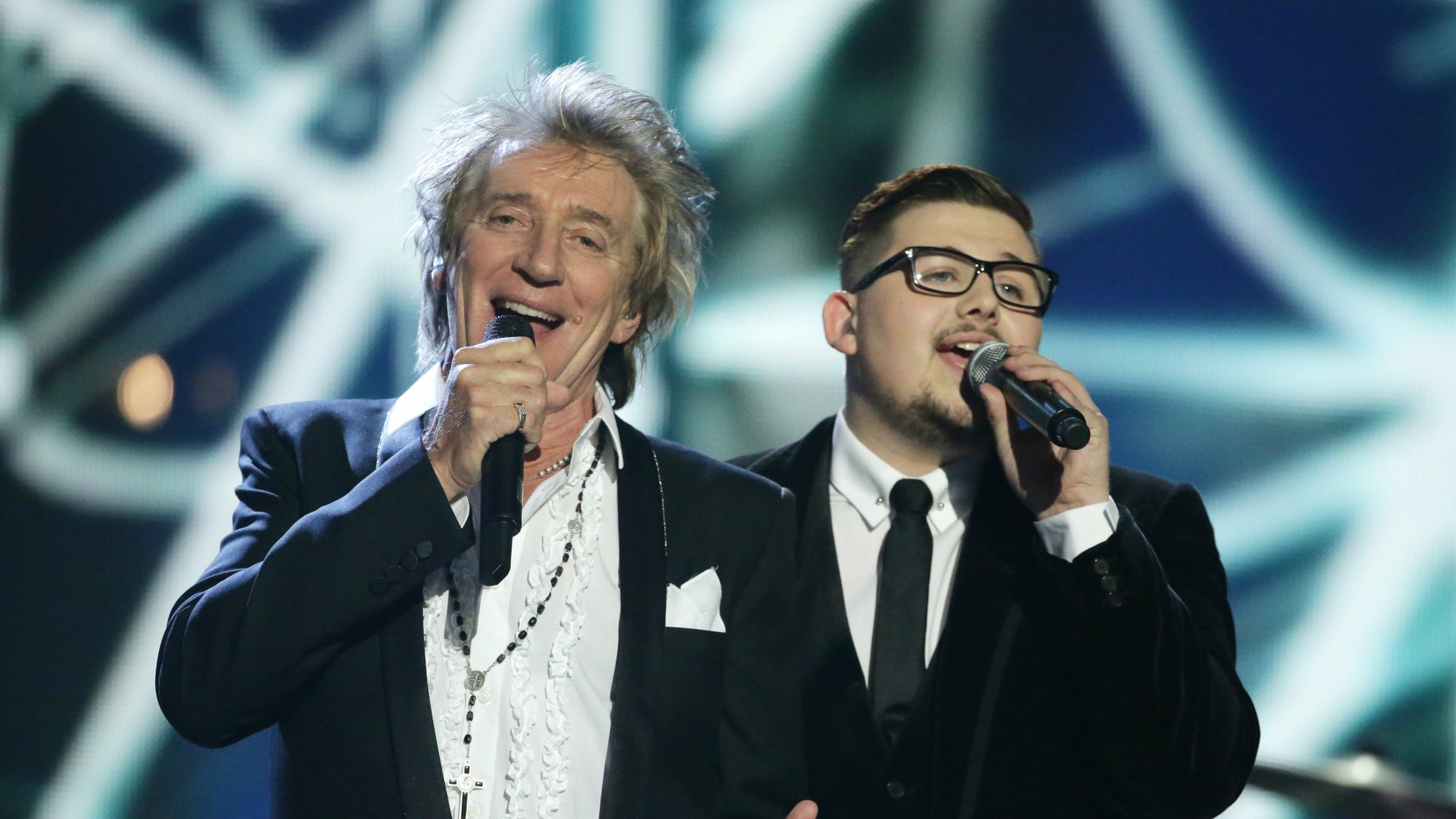 Rod Stewart performing with Che Chesterman