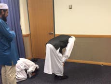 Picture of Muslims praying in Mormon church get shared round the world
