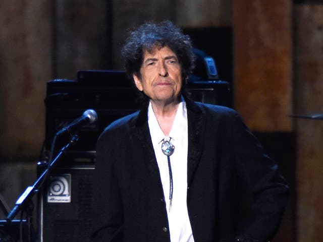 Bob Dylan aparece en el escenario en la Gala de la Persona del Año 2015 de MusiCares del 25 aniversario