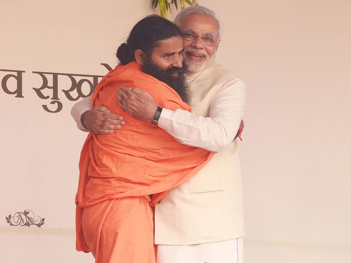 Gujarat Narendra Modi (R) hugs Indian yoga guru Baba Ramdev