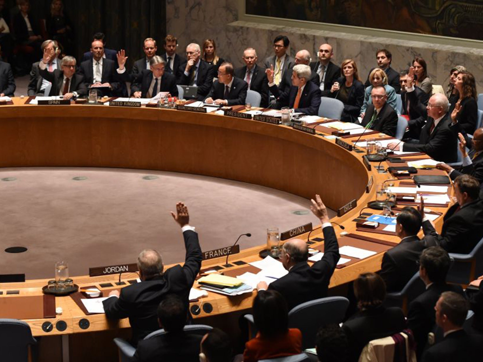 Foreign Ministers vote during the UN Security Council meeting on Syria at the United Nations on December 18, 2015.