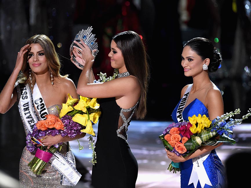Miss Colombia has her crown removed by Miss Universe 2014, Paulina Vega, and given to the winner of Miss Universe 2015, Miss Philippines, Pia Alonzo Wurtzbach