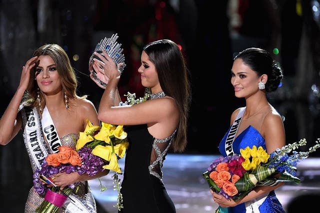 Miss Colombia has her crown removed by Miss Universe 2014, Paulina Vega, and given to the winner of Miss Universe 2015, Miss Philippines, Pia Alonzo Wurtzbach