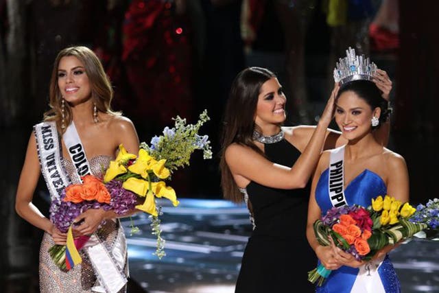 Ariadna Gutierrez has her crown and sash removed by Paulina Vega, with winner Pia Alonzo Wurtzbach, right