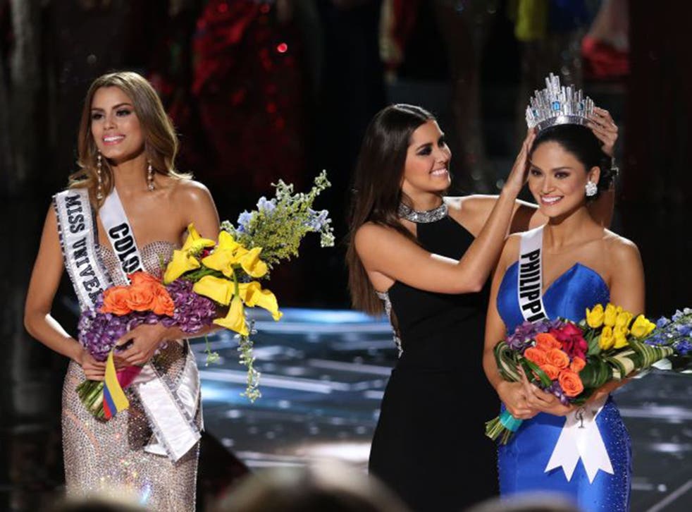 Ariadna Gutierrez has her crown and sash removed by Paulina Vega, with winner Pia Alonzo Wurtzbach, right