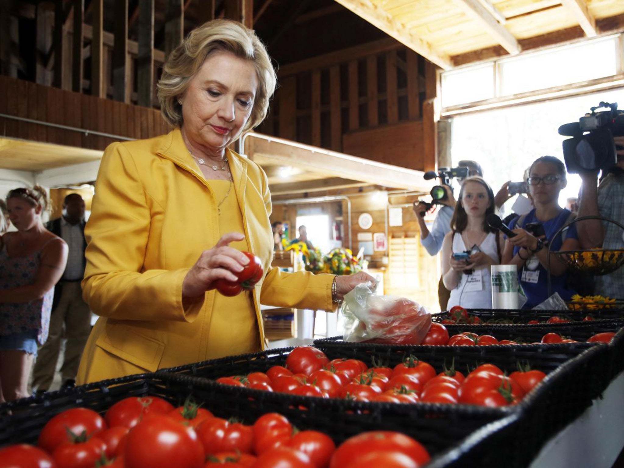 Hillary Clinton gets fresh tomatoes at Dimond Hill Farm between campaign stops in Hopkinton, New Hampshire