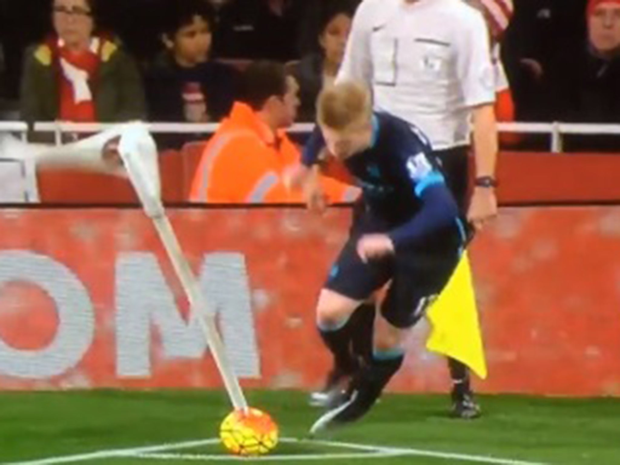 Kevin De Bruyne nearly trips on the corner flag