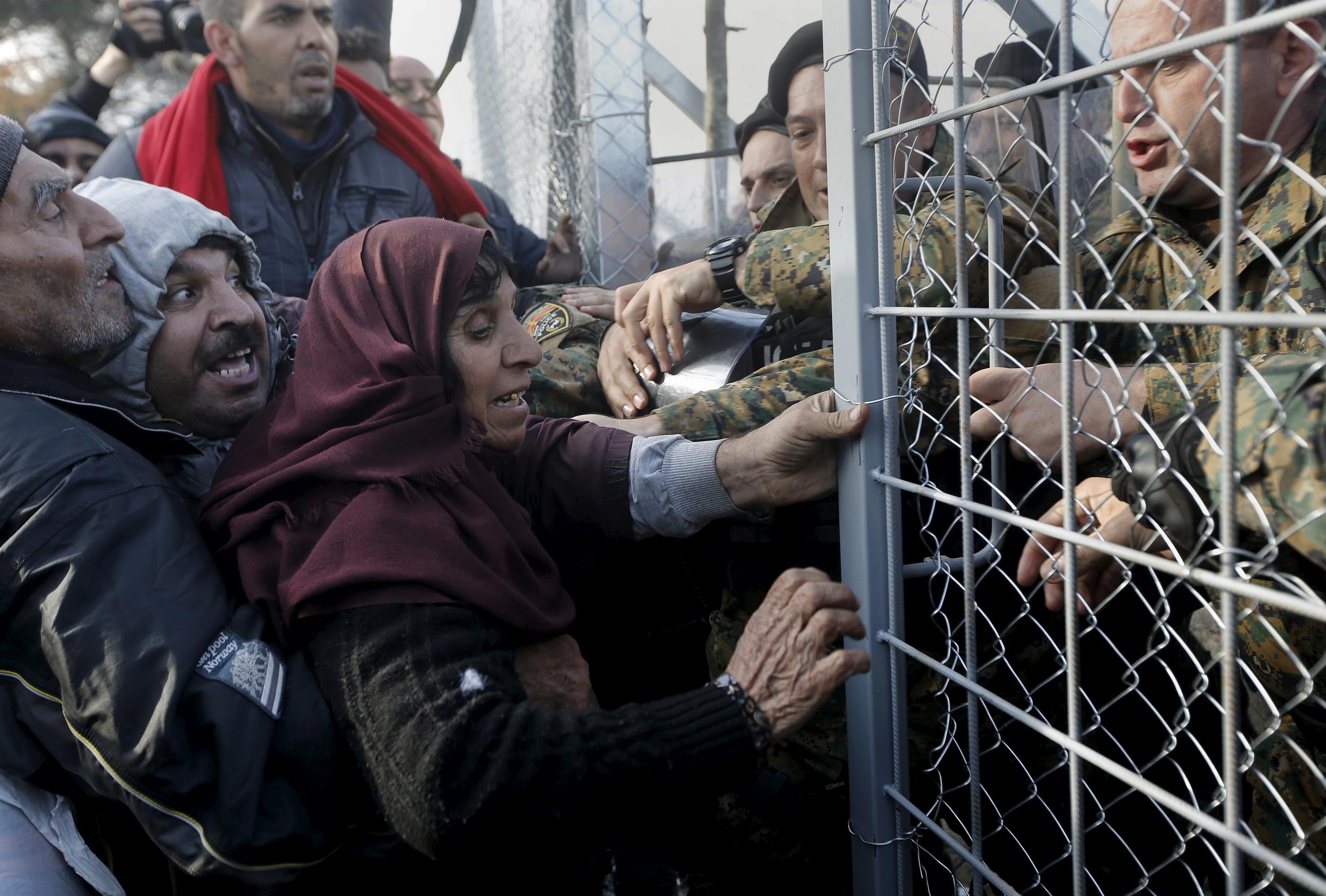Syrian refugees struggle to enter Macedonia at the country's border with Greece
