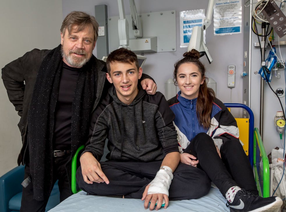 Star Wars Actor Mark Hamill Visits Sick Children At Great Ormond Street Hospital The Independent The Independent