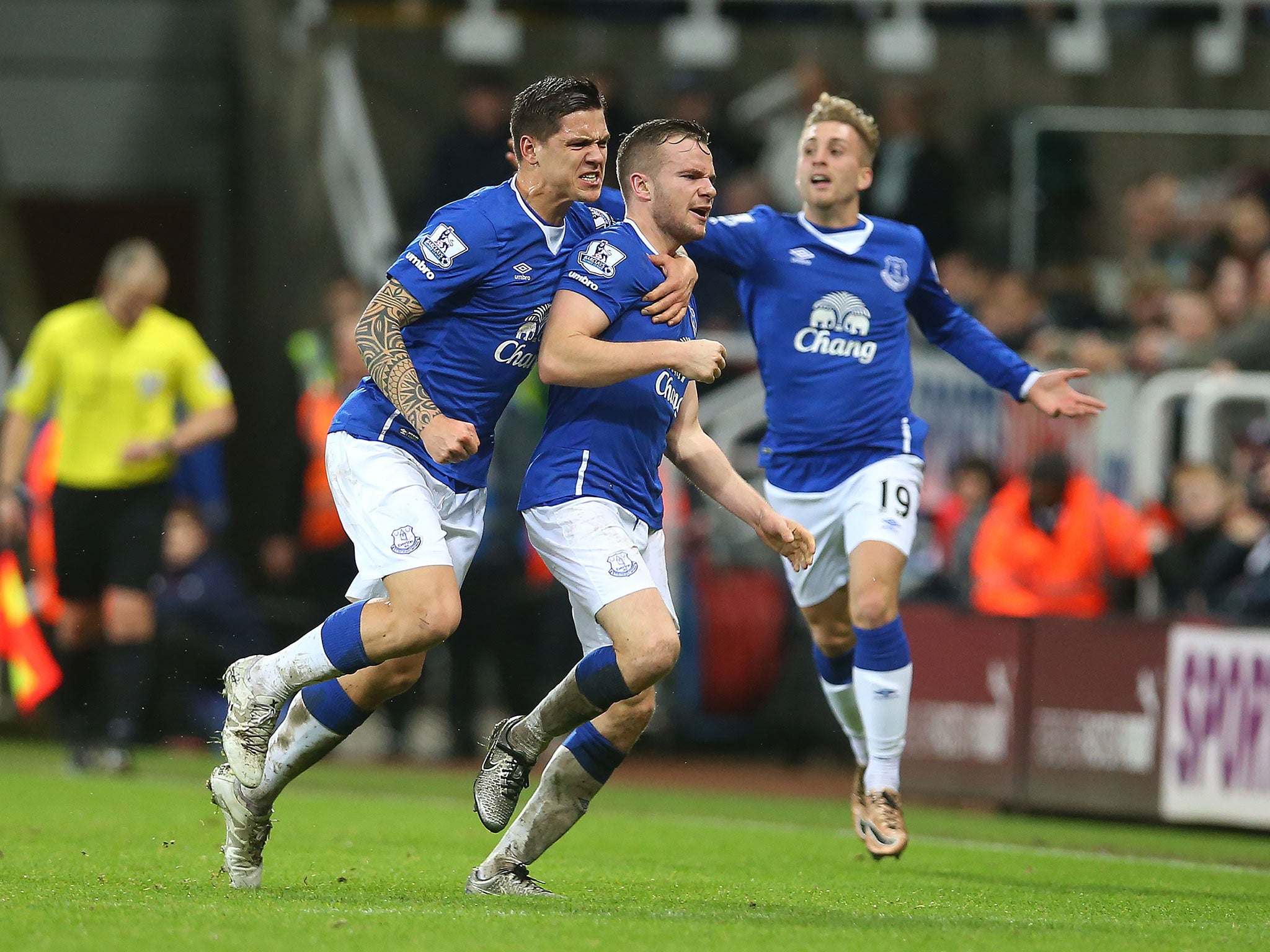 Tom Cleverley celebrates after giving Everton victory against Newcastle