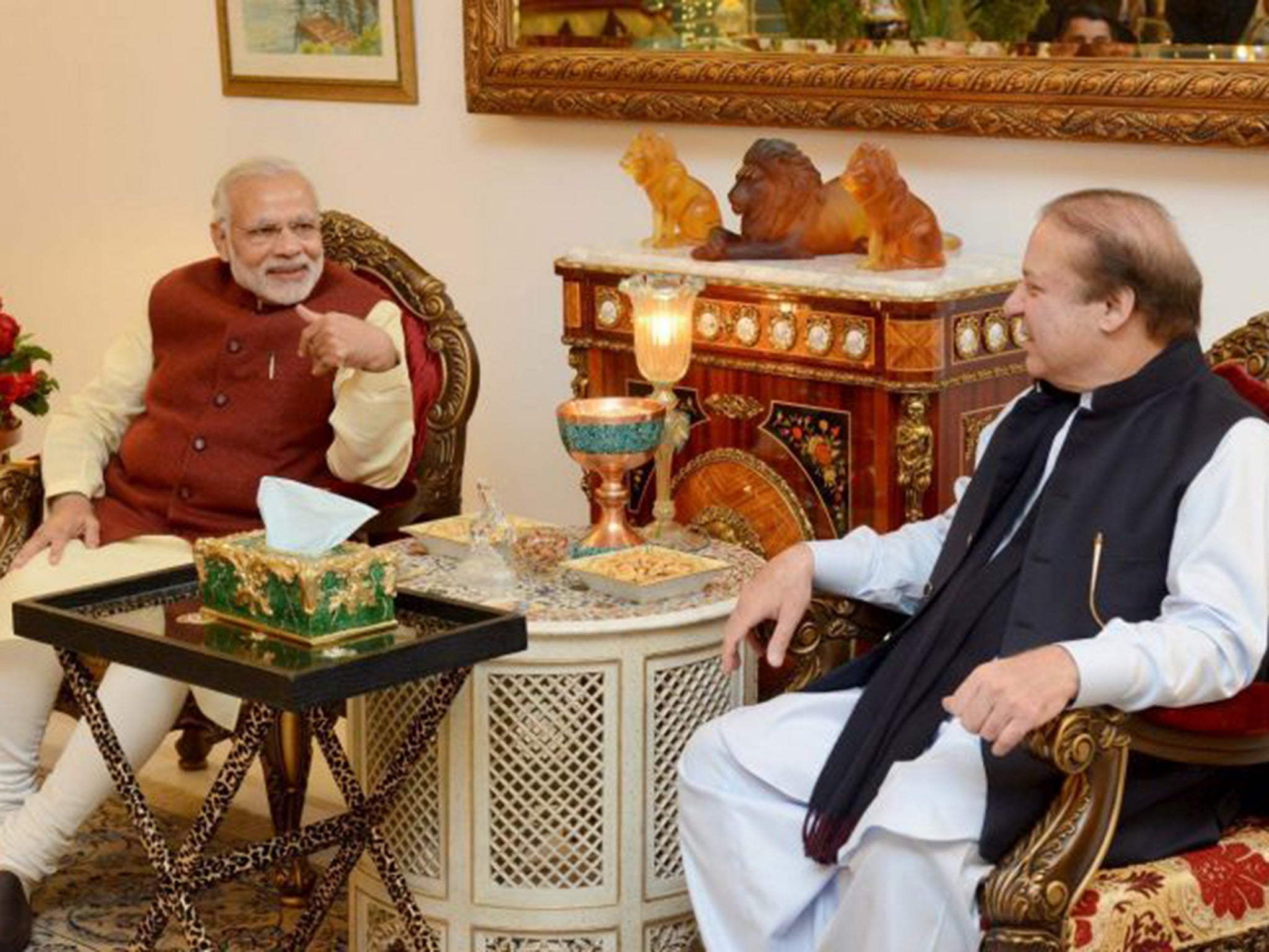 Pakistani Prime Minister Nawaz Sharif (R) talks with his Indian counterpart Narendra Modi in Lahore, Pakistan, December 25, 2015