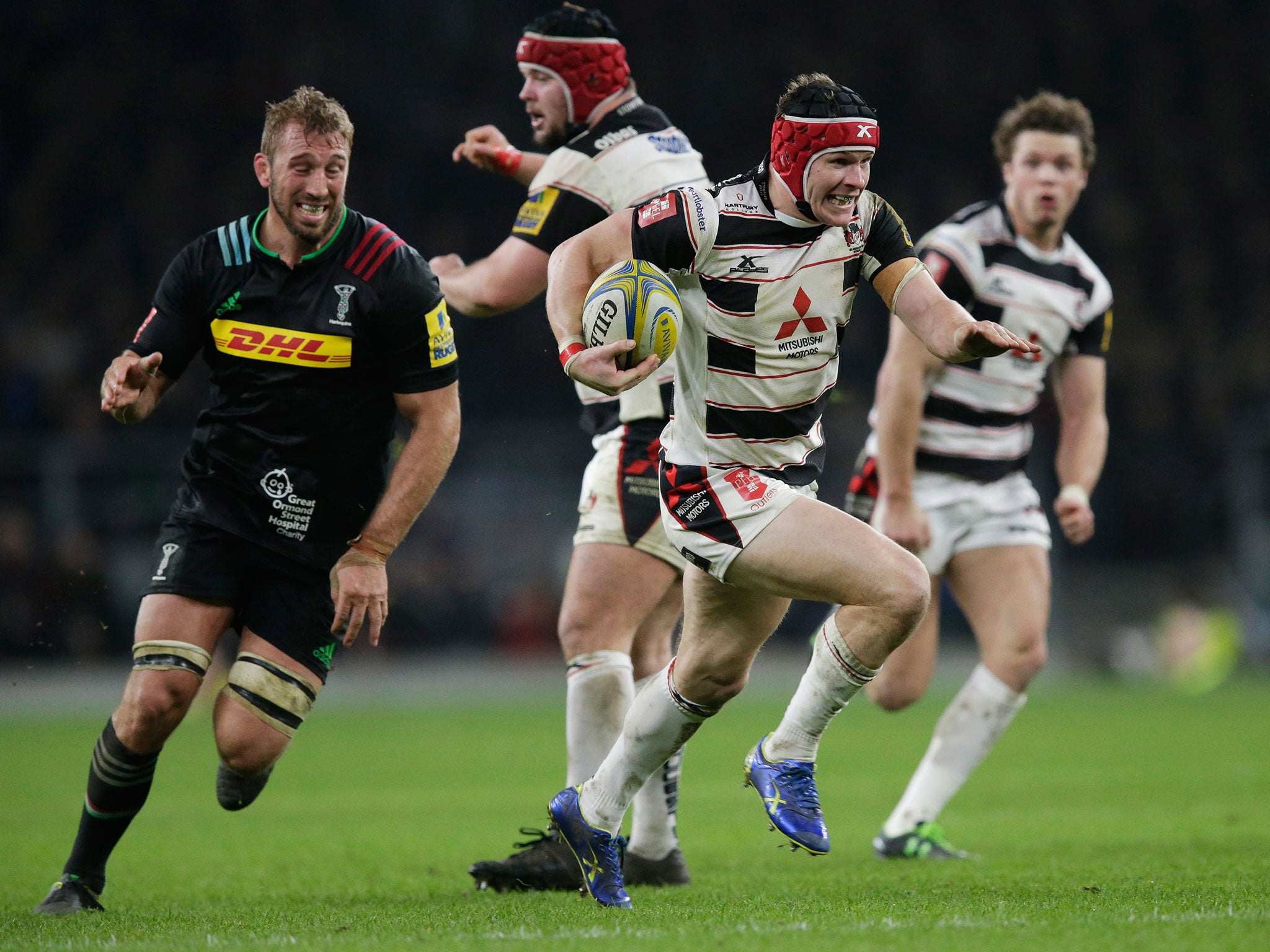Chris Robshaw, left, of Harlequins, cannot stop Rob Cook scoring for Gloucester